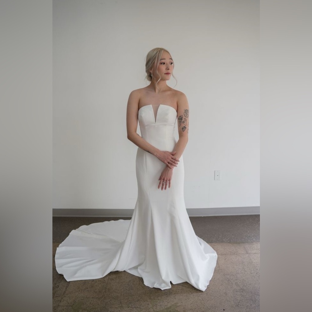 Elegant White Strapless Wedding Dress